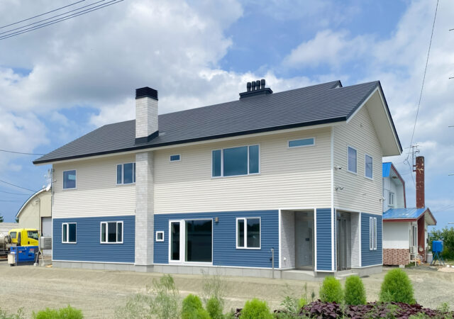 爽やかなツートン外壁が特徴的な二世帯住宅　89坪