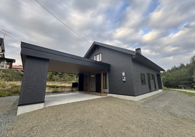 薪ストーブと吹き抜けのある勾配天井の住まい