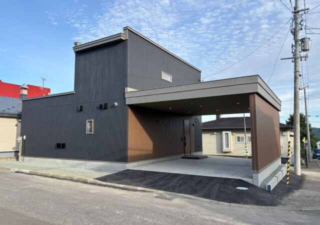 木目とダークグレーが調和するツートン外観の住まい